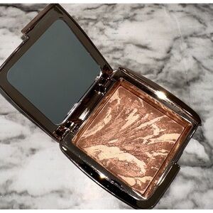 Hourglass Ambient Lighting Bronzer: DIFFUSED BRONZE LIGHT
